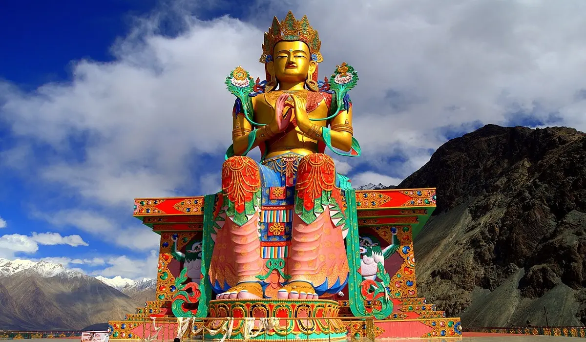 Statue_of_Maitreya_Buddha,_Diskit_Monastery,_Nubra_Valley,_Ladakh